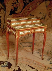 Bureau de femme avec panneaux de porcelaine de Sèvres, 1766